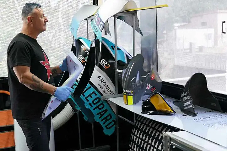 Scopri di più sull'articolo MotoGP, adesivi-riparazione-verniciatura: il fantastico mondo di Alex Design